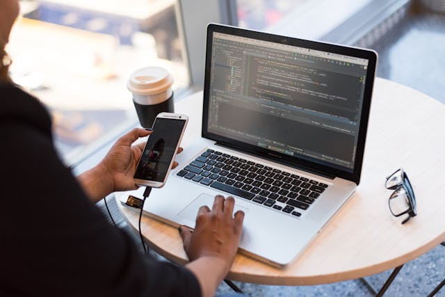 Coderen Afbeelding Deventech - Website laten maken voor lokale ondernemers